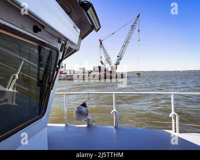 Das U.S. Army Corps of Engineers, CATLETT im Bezirk Baltimore, scannt den Craighill-Kanal während einer hydrographischen Untersuchung in der Nähe von Annapolis, MD., 20. April 2022 auf Sedimentablagerungen. Der Distrikt suchte nach möglichen negativen Auswirkungen auf die Navigation innerhalb des Bundeskanals aufgrund der jüngsten Wiedervertreibungen des Kastenschiffs, das AM 13. März 2022 in der Bucht von chesapeake einen Erdungunfall erlitten hatte. (USA Armeefoto von Greg Nash) Stockfoto