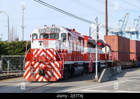 Tacoma, WA, USA - 23. April 2022; Paar Tacoma Rail-Lokomotiven, die im Hafen von Tacoma arbeiten und intermodale Container bewegen Stockfoto