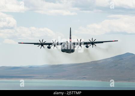 Ein Flugzeug der Nevada Air National Guard C-130H Hercules fliegt über Pyramid Lake, Nevada, während ein Arbeitgeber den Boss Lift der Guard and Reserve (ESGR) unterstützt, 15. April 2022. Eine der strategischen Prioritäten der Nationalgarde von Nevada besteht darin, sich für die lokalen Gemeinden zu engagieren und sich in diese einzubringen. Diese Flüge sind eine der Möglichkeiten, wie die „High Rollers“ die Unterstützung von Mitgliedern des Großraums Reno aufbauen. (USA Foto der Air National Guard von Thomas Cox, dem Senior Airman) Stockfoto