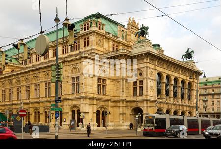 Blick vom Opernring auf die Wiener Staatsoper Stockfoto