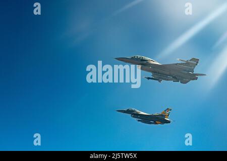 Zwei F-16 Fighting Falcons fahren ab, nachdem sie Treibstoff von einem KC-135 Stratotanker vom Luftwaffenstützpunkt Fairchild über New Mexico erhalten haben, 14. April 2022. Crews aus Fairchild unterstützten während einer Trainingsmission die Flugzeugbetankung, so dass die F-16-Crews ihre Einsatzbereitschaft aufrechterhalten konnten. (USA Luftwaffe Foto von Staff Sgt. Ryan Gomez) Stockfoto