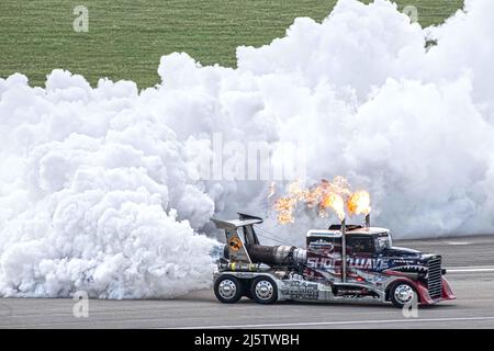 Shockwave rast während der Great Texas Airshow am 22. April 2022 auf der Joint Base San Antonio-Randolph, Texas, auf die Piste. Shockwave ist ein speziell angefertigter Rennwagen, der mit drei J34-48 Pratt & Whitney Jet Engines ausgestattet ist, die ursprünglich aus der USA Navy T2 Buckeye stammen. Die drei Düsentoiletten machen insgesamt 21.000 Pfund Schub mit einer kombinierten PS von 36.000, die diesen LKW leicht zu Geschwindigkeiten über 350 mph treiben, während die Flugzeuge auf Flugshows Rennen. Shockwave ist nicht nur der leistungsstärkste Lkw der Welt, sondern hält auch die Rekordgeschwindigkeit für Semi Trucks bei 376 mph. (USA Luftwaffe Foto von Tristin Englis Stockfoto