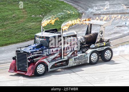 Shockwave rast während der Great Texas Airshow am 22. April 2022 auf der Joint Base San Antonio-Randolph, Texas, auf die Piste. Shockwave ist ein speziell angefertigter Rennwagen, der mit drei J34-48 Pratt & Whitney Jet Engines ausgestattet ist, die ursprünglich aus der USA Navy T2 Buckeye stammen. Die drei Düsentoiletten machen insgesamt 21.000 Pfund Schub mit einer kombinierten PS von 36.000, die diesen LKW leicht zu Geschwindigkeiten über 350 mph treiben, während die Flugzeuge auf Flugshows Rennen. Shockwave ist nicht nur der leistungsstärkste Lkw der Welt, sondern hält auch die Rekordgeschwindigkeit für Semi Trucks bei 376 mph. (USA Luftwaffe Foto von Tristin Englis Stockfoto