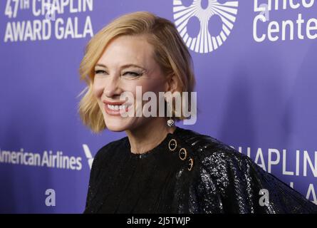 New York, Usa. 25. April 2022. Cate Blanchett kommt auf dem roten Teppich bei der Chaplin Award Gala 47. zu Ehren von Cate Blanchett am Montag, den 25. April 2022, in der Alice Tully Hall, Lincoln Center in New York City an. Foto von John Angelillo/UPI Credit: UPI/Alamy Live News Stockfoto