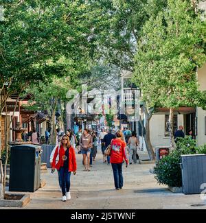 Touristen oder Leute gehen oder gehen entlang der historischen St George Street in der Altstadt von Saint Augustine, Florida, USA. Stockfoto