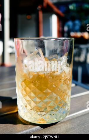 Double Bourbon auf den Felsen oder auf Eis trinken Sie auf einem Tisch im Freien in einem Restaurant in Saint Augustine, Florida, USA. Stockfoto
