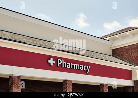 Apotheke Zeichen oder Beschilderung für eine lokale Apotheke oder Drogerie in Montgomery Alabama, USA. Stockfoto