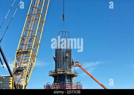 Neue Corpus Christi Harbour Bridge-Konstruktion, Techniker binden die Bar. Texas. Stockfoto