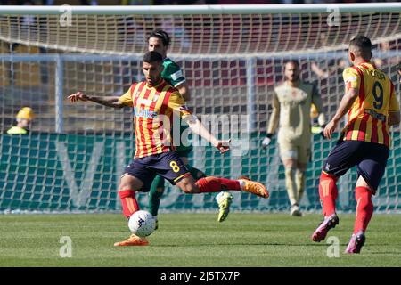 Stadio Via del Mare, Lecce, Italien, 25. April 2022, Mario Gargiulo (US Lecce) während des Spiels US Lecce gegen AC Pisa - Italienischer Fußball der Serie B Stockfoto