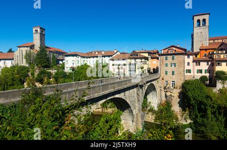 Teufelsbrücke mit Kathedrale im Hintergrund. Cividale del Friuli. Stockfoto