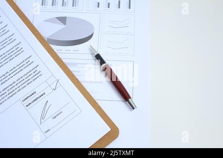 Ein Auditor, der beim Auditbericht seine Unterschrift erteilt und das Ergebnis abstellt. Maßnahmen zur Verbesserung des Geschäftsbetriebs und Konzept des Qualitätsmanagementsystems. Stockfoto