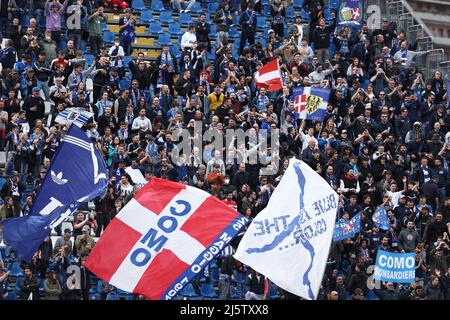 Como, Italien. 25. April 2022. Como 1907 Anhänger feiern während Como 1907 gegen LR Vicenza, italienisches Fußballspiel der Serie B in Como, Italien, 25 2022. April Quelle: Independent Photo Agency/Alamy Live News Stockfoto