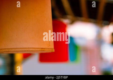 Lampenschirme hängen an der Decke. Dekorationselemente eines Cafés oder Restaurants. Dekoration im Retro- oder Vintage-Stil. Innenarchitektur Konzept Foto Stockfoto