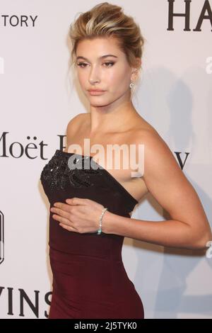 Hailey Baldwin nimmt am 11. Februar 2015 an der jährlichen amfar New York Gala in der Cipriani Wall Street in New York City Teil. Foto: Henry McGee/MediaPunch Stockfoto