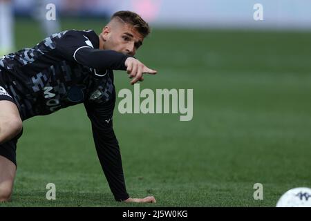 Como, Italien. 25. April 2022. Elvis Kabashi (Como 1907) Gesten während Como 1907 gegen LR Vicenza, Italienisches Fußballspiel der Serie B in Como, Italien, 25 2022. April Quelle: Independent Photo Agency/Alamy Live News Stockfoto