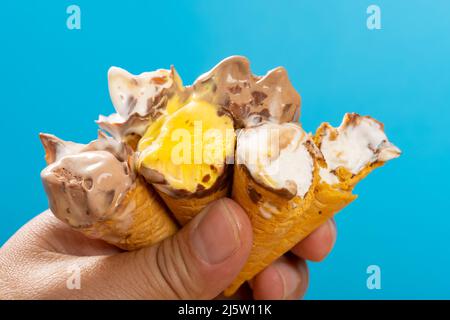 mans essen sechs Mini-Größe Eiszapfen mit verschiedenen Geschmacksrichtungen zur gleichen Zeit Stockfoto
