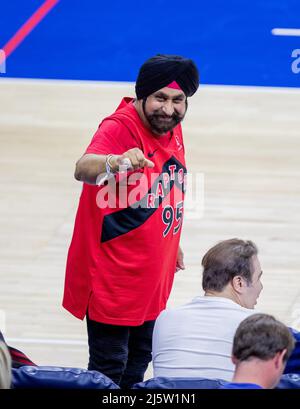 Philadelphia, Usa. 25. April 2022. NAV Bhatia (Superman) während des Spiels der National Basketball Association zwischen den Raptors von Philadelphia 76ers und Toronto im Wells Fargo Center in Philadelphia, PA Georgia Soares/SPP Credit: SPP Sport Pressefoto. /Alamy Live News Stockfoto