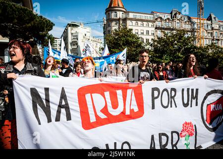 Porto, Portugal. 25. April 2022. Antifaschisten halten während der Parade Transparente und rufen. Die Parade vom 25.. April feiert die Nelkenrevolution, die 1974 stattfand. In Porto organisierten zivile Bewegungen eine Parade, die vor der inzwischen ausgestorbenen PIDE (politische Polizei) begann und direkt im Herzen der Stadt in der Avenida dos Aliados (Allies Avenue) endete. Kredit: SOPA Images Limited/Alamy Live Nachrichten Stockfoto