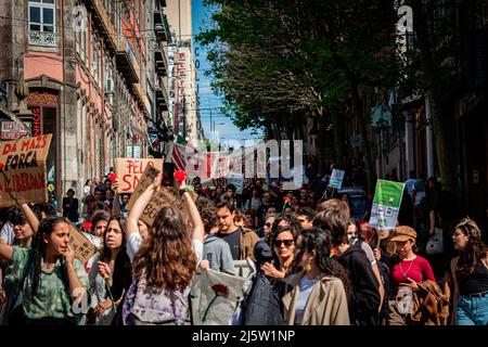 Porto, Portugal. 25. April 2022. Die Parade in diesem Jahr war von jüngeren Generationen überfüllt. Die Parade vom 25.. April feiert die Nelkenrevolution, die 1974 stattfand. In Porto organisierten zivile Bewegungen eine Parade, die vor der inzwischen ausgestorbenen PIDE (politische Polizei) begann und direkt im Herzen der Stadt in der Avenida dos Aliados (Allies Avenue) endete. Kredit: SOPA Images Limited/Alamy Live Nachrichten Stockfoto