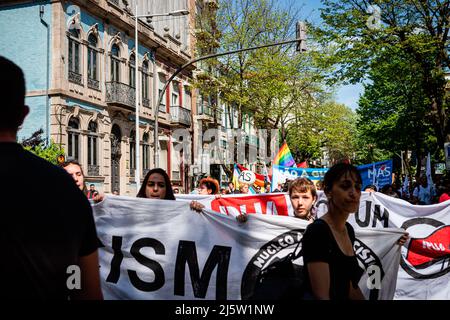 Porto, Portugal. 25. April 2022. Während der Parade sind Demonstranten der Antifaschistischen Bewegung zu sehen. Die Parade vom 25.. April feiert die Nelkenrevolution, die 1974 stattfand. In Porto organisierten zivile Bewegungen eine Parade, die vor der inzwischen ausgestorbenen PIDE (politische Polizei) begann und direkt im Herzen der Stadt in der Avenida dos Aliados (Allies Avenue) endete. Kredit: SOPA Images Limited/Alamy Live Nachrichten Stockfoto