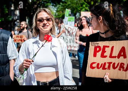 Porto, Portugal. 25. April 2022. Ein junger Demonstrator sah während der Parade eine Nelke halten. Die Parade vom 25.. April feiert die Nelkenrevolution, die 1974 stattfand. In Porto organisierten zivile Bewegungen eine Parade, die vor der inzwischen ausgestorbenen PIDE (politische Polizei) begann und direkt im Herzen der Stadt in der Avenida dos Aliados (Allies Avenue) endete. (Foto von Teresa Nunes/SOPA Images/Sipa USA) Quelle: SIPA USA/Alamy Live News Stockfoto