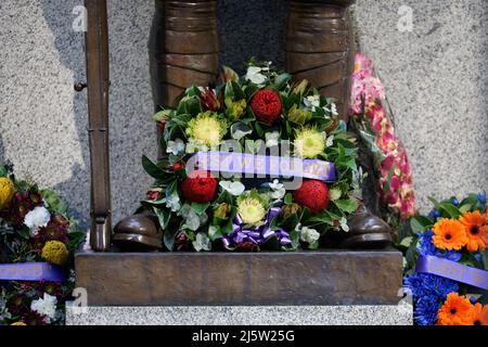 Sydney, Australien. Am 25. April 2022 werden während des ANZAC Day Sunset Service am 25. April 2022 in Sydney, Australien, Kränze auf das Martin Place Cenotaph gelegt. Der Sunset Service, der um 5pm Uhr stattfindet, zieht einen Abschluss der Gedenkfeier zum ANZAC Day, an dem die Flaggen gesenkt werden. Stockfoto