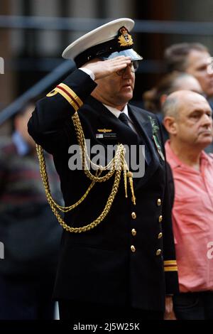 Sydney, Australien. Am 25. April 2022 Grüßt Ein Seemann, während die australische Flagge während des ANZAC Day Sunset Service am 25. April 2022 in Sydney, Australien, gesenkt wird. Der Sunset Service, der um 5pm Uhr stattfindet, zieht einen Abschluss der Gedenkfeier zum ANZAC Day, an dem die Flaggen gesenkt werden. Stockfoto