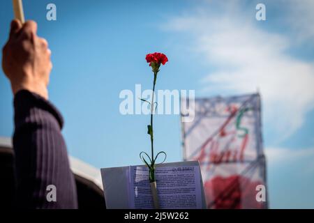 Porto, Portugal. 25. April 2022. Eine rote Nelke ist in der Luft zu sehen. Die Parade vom 25.. April feiert die Nelkenrevolution, die 1974 stattfand. In Porto organisierten zivile Bewegungen eine Parade, die vor der inzwischen ausgestorbenen PIDE (politische Polizei) begann und direkt im Herzen der Stadt in der Avenida dos Aliados (Allies Avenue) endete. (Foto von Teresa Nunes/SOPA Images/Sipa USA) Quelle: SIPA USA/Alamy Live News Stockfoto