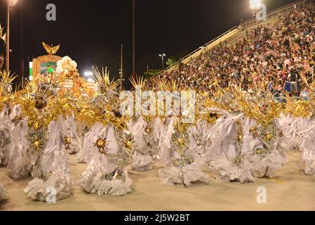 Parade der Samba-Schule Imperatriz Leopoldinense zum Karneval von Rio de Janeiro, RJ, im Sapucaí Sambadrome. Stockfoto