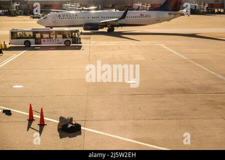 Unbeaufsichtigtes Gepäck Auf Dem Flughafen-Tarmac Stockfoto