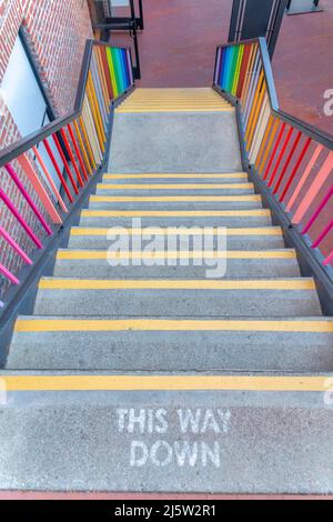 Betontreppe im Freien mit „Painted This Way Down“-Notiz an der Vorderseite in San Francisco, CA Stockfoto