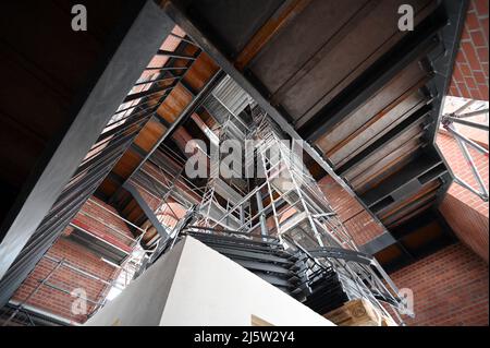 Potsdam, Deutschland. 21. April 2022. Blick in den Turm der Garnisonskirche, deren Aussichtsplattform in Zukunft mit dem Aufzug oder über 347 Treppen zu erreichen ist. (To dpa 'Garrison Church Tower Shell completed - Opening planned for 2024') Quelle: Bernd Settnik/dpa/Alamy Live News Stockfoto