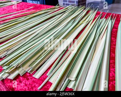 Palmwedel Blätter auf einem Tisch während des christlichen Sonntagsgottesdienstes gelegt. Stockfoto