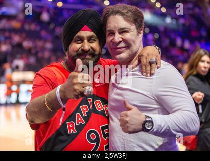 Philadelphia, Usa. 25. April 2022. NAV Bhatia (Superman) während des Spiels der National Basketball Association zwischen den Raptors von Philadelphia 76ers und Toronto im Wells Fargo Center in Philadelphia, PA Georgia Soares/SPP Credit: SPP Sport Pressefoto. /Alamy Live News Stockfoto