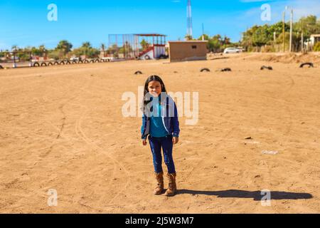 Paredón Colorado oder Paredón Viejo ist ein ranchería in der Gemeinde Benito Juárez, im Süden des mexikanischen Bundesstaates Sonora, Mexiko. An den Ufern liegt die Bucht von Tóbari. Es erhält Tourismus aus Valle del Yaqui, Navojoa und Bacobampo. Yaqui Mutter und Tochter, Abril Minjares, Madre e hija yaquis , Abril Minjares, Niña, glücklich, feliz , Einfach, sonríe (Foto: Luis Gutierrez/Norte Photo) Paredón Colorado oder Paredón Viejo ist ein ranchería in der Gemeinde Benito Juárez, im Süden des mexikanischen Bundesstaates Sonora, Mexiko. A las orillas la Bahía del Tóbari. Wiederholungsfälle Stockfoto