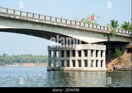 Brückenstruktur in der Nähe von Kollam Staat Kerala Indien Stockfoto