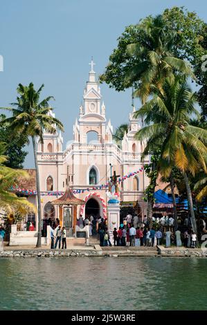 Kirche am Ufer des Flusses (Backwater) in der Nähe von Kollam Staat Kerala Indien Stockfoto