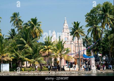 Kirche am Ufer des Flusses (Backwater) in der Nähe von Kollam Staat Kerala Indien Stockfoto