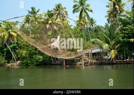 Chinesische Fischernetze im Rückwasser in der Nähe von Kollam Staat Kerala Indien Stockfoto