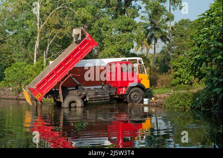 Reinigungs-Dumper in Kanal in der Nähe Kollam Staat Kerala Indien Stockfoto