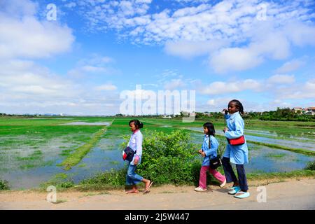 Madagassische Schulkinder, die zu ihren Häusern gehen. Das Foto wurde im Ambohimanga Bezirk in der Nähe von Antananarivo, Madagaskar, aufgenommen. Stockfoto