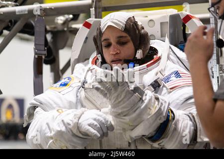 FOTODATUM: 11/18/2021 ORT:NBL - Pool Topside. BETRIFFT: SpaceX Crew-5-Besatzungsmitglied Koichi Wakata von JAXA und SpaceX Crew-4-Besatzungsmitglied Jessica Watkins von der NASA während der ISS EVA Maintenance 6-Anwärterei.. FOTOGRAFIN: Norah Moran Stockfoto