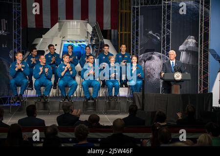 Mike Pence hält Bemerkungen während einer Veranstaltung, bei der die NASA 12 neue Astronauten-Kandidaten vorstellte: Kayla Barron, Zena Cardman, Raja Chari, Matthew Dominick, Robert Hines, Warren Hoburg, Jonathan Kim, Robb Kulin, Jasmin Moghbeli, Loral O’Hara, Francisco Rubio und Jessica Watkins im Johnson Space Center der NASA in Houston, Texas. Nach zweijähriger Ausbildung könnten die neuen Astronauten-Kandidaten Missionen zugewiesen werden, die auf der Internationalen Raumstation forschen, von amerikanischem Boden aus auf von kommerziellen Unternehmen gebauten Raumschiffen starten und auf Tiefraummissionen der NASA starten Stockfoto