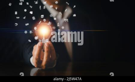 Business man Hand halten Glühbirne mit Zeichnung mit Schaltung der Netzwerkverbindung, Idee, Business-Ikonen der Kommunikation. Konzept des Geschäftsprozesses Stockfoto