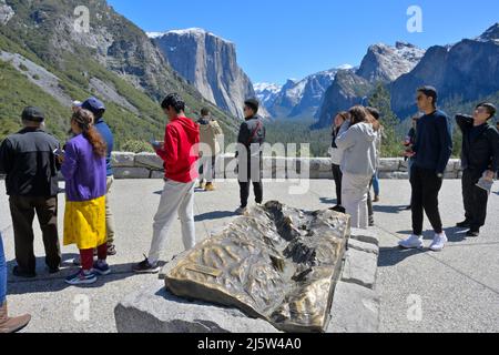 Touristen vor dem berühmten Yosemite Valley am Tunnel View (US National Park), Mariposa CA Stockfoto