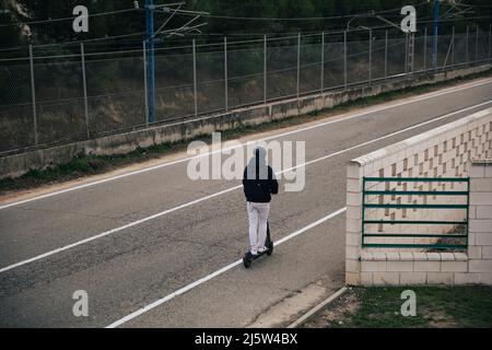 Person, die sich auf einem Roller in der Stadt bewegt Stockfoto