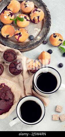 Muffins Sortiment auf hellem Hintergrund. Frisch gebackene Cupcakes. Konzept der Feier. Draufsicht, flach liegend Stockfoto