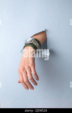 Elegante Vintage-Uhr mit Lederarmband an der Hand eines Mädchens Stockfoto