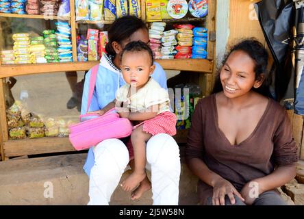 Eine madagassische Frau mit ihrem Baby. Foto aufgenommen in der Region Ambohimanga im Zentrum Madagaskars. Stockfoto