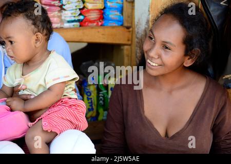 Eine madagassische Frau mit ihrem Baby. Foto aufgenommen in der Region Ambohimanga im Zentrum Madagaskars. Stockfoto